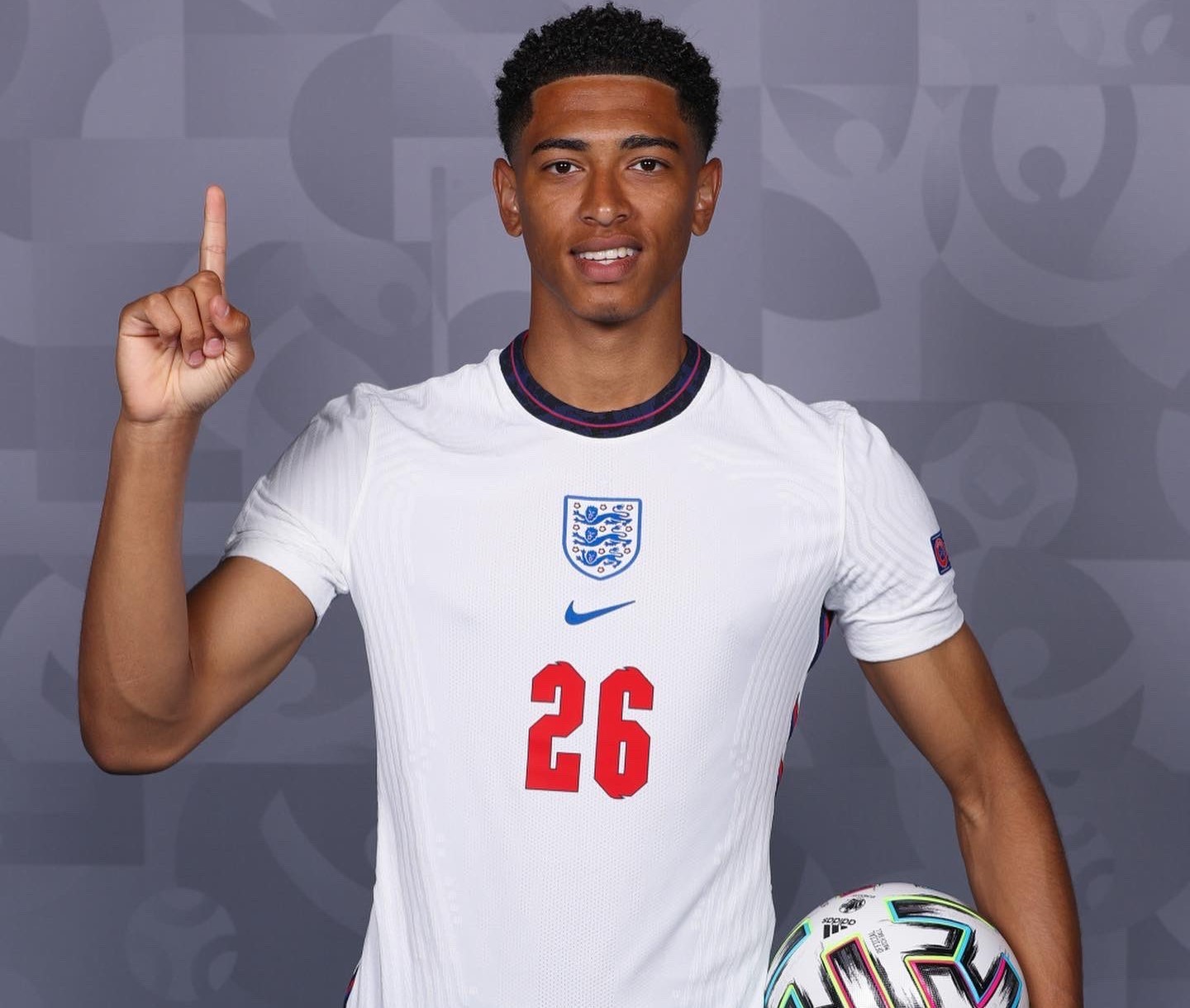 记者：河南已经向阿奇姆彭提供续约合同