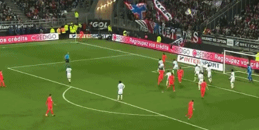 帕尔特伊听证会法院外，有抗议者举横幅批评阿森纳不作为