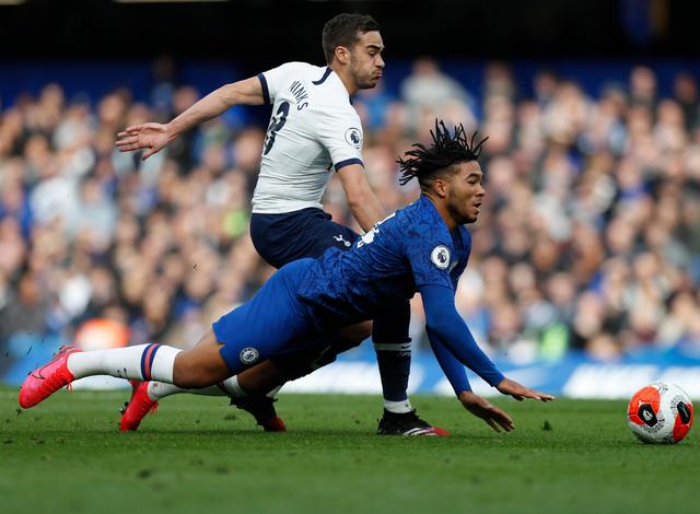 人盯人战术，一段萨利巴紧逼凯恩的短视频走红网络