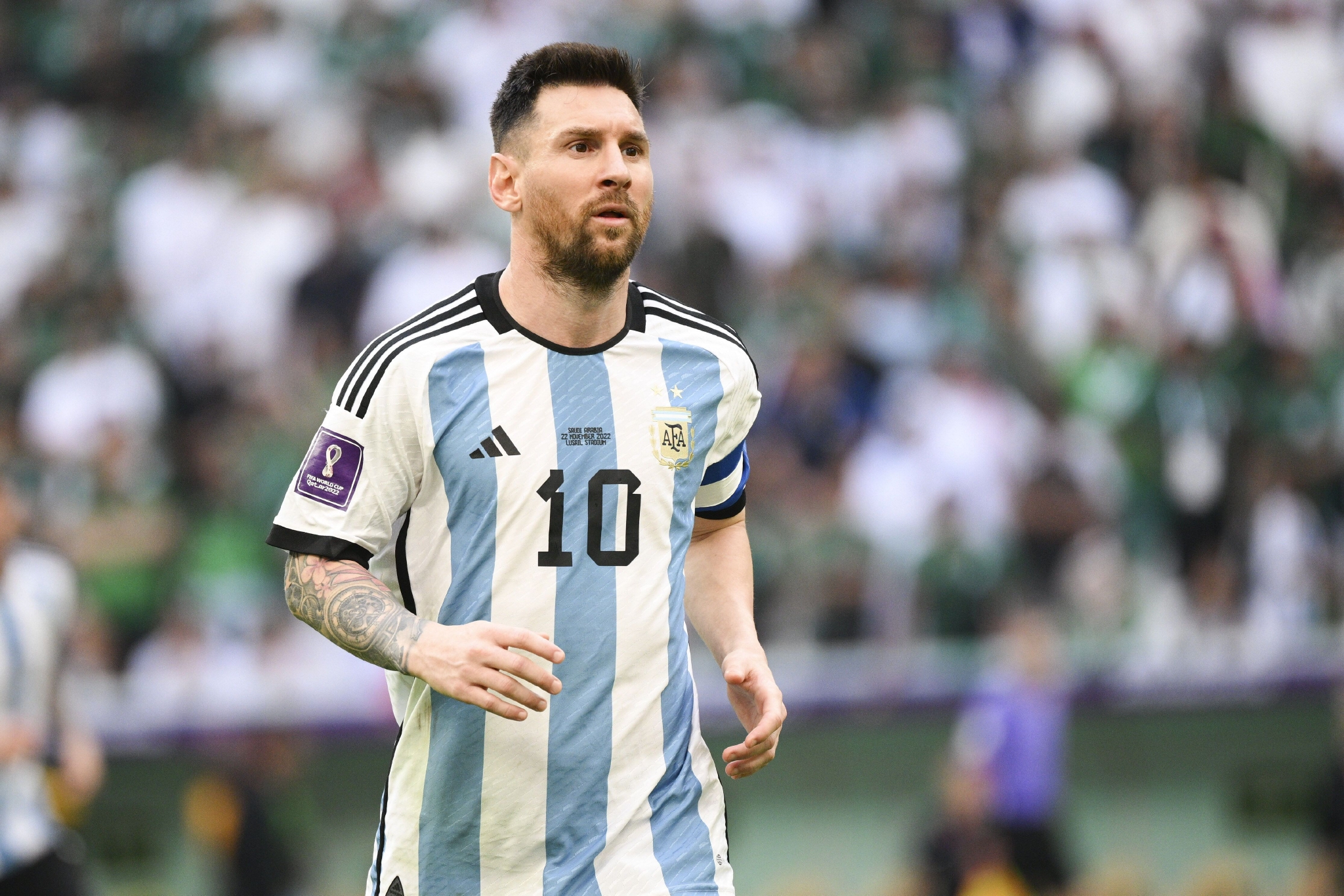 奥尔莫肩伤缺阵一个月，巴萨迎赛季关键考验