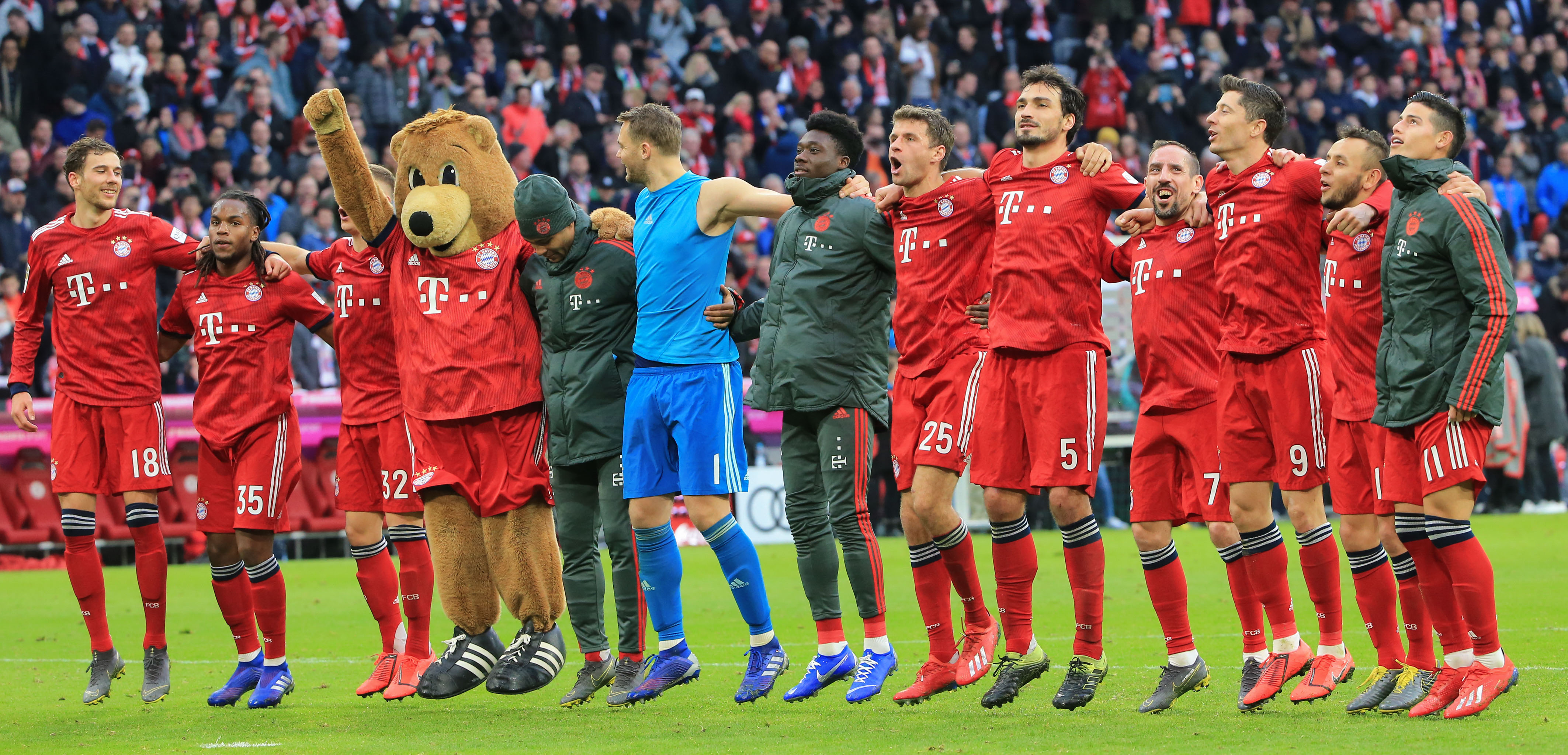 杨瀚森NBA生涯首次首发，被打到面部痛苦倒地，裁判未及时吹停比赛引争议