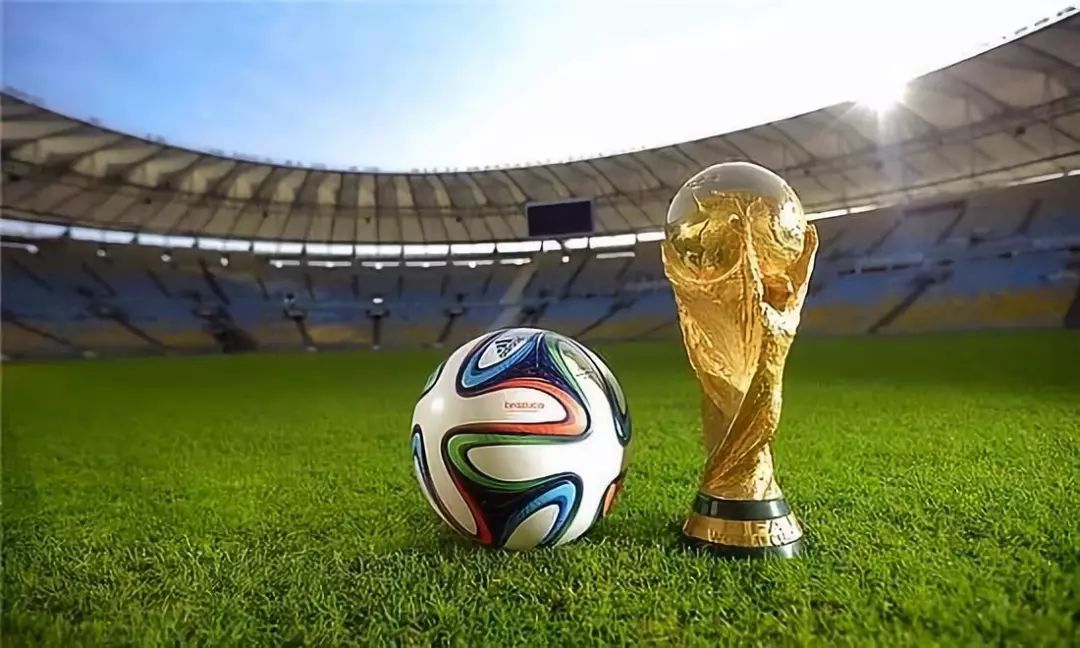 共和报：德佬对孔蒂的执教表现极为满意，想与其续约至2029年（共和报：德劳伦蒂斯高度认可孔蒂执教，计划将合同续至2029年）