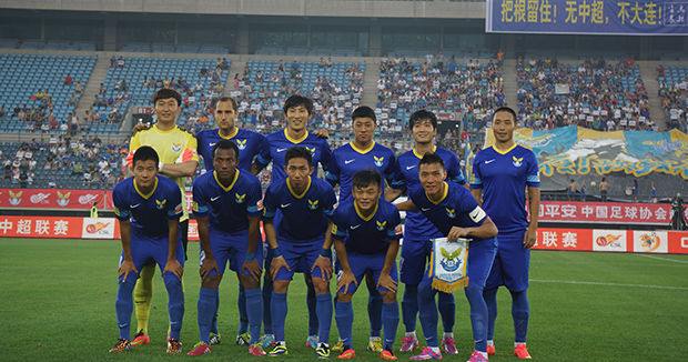 暖心！威廉二世通过出售袜子，邀请超350名孤独青少年现场观赛（暖心之举：威廉二世卖袜筹资邀350多名孤独青少年现场观赛）