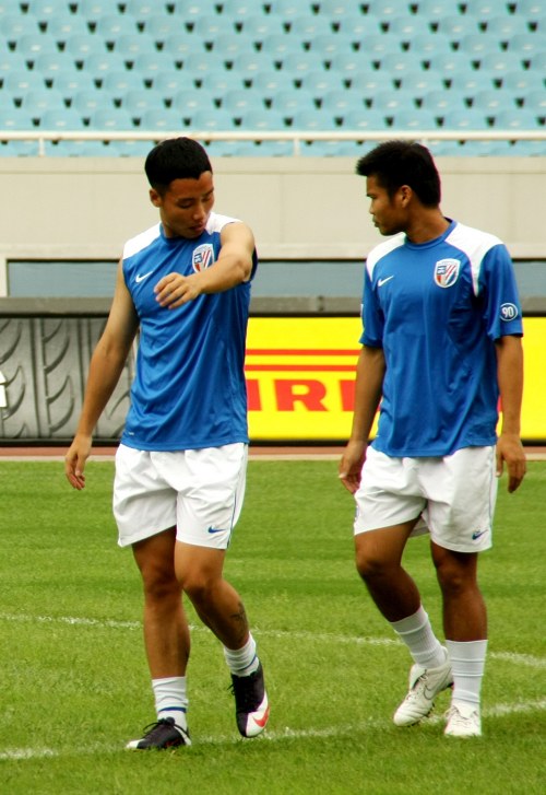 足球报：浙江队花4亿是谣言；韦世豪、李磊先后来做康复（足球报：浙江队花4亿属谣传，韦世豪、李磊相继进行康复）