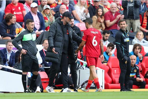 巴萨王者归来！费兰托雷斯帽子戏法领衔三连胜，欧冠复仇战即将打响（巴萨重回巅峰！费兰托雷斯戴帽率队豪取三连胜，欧冠复仇战在即）