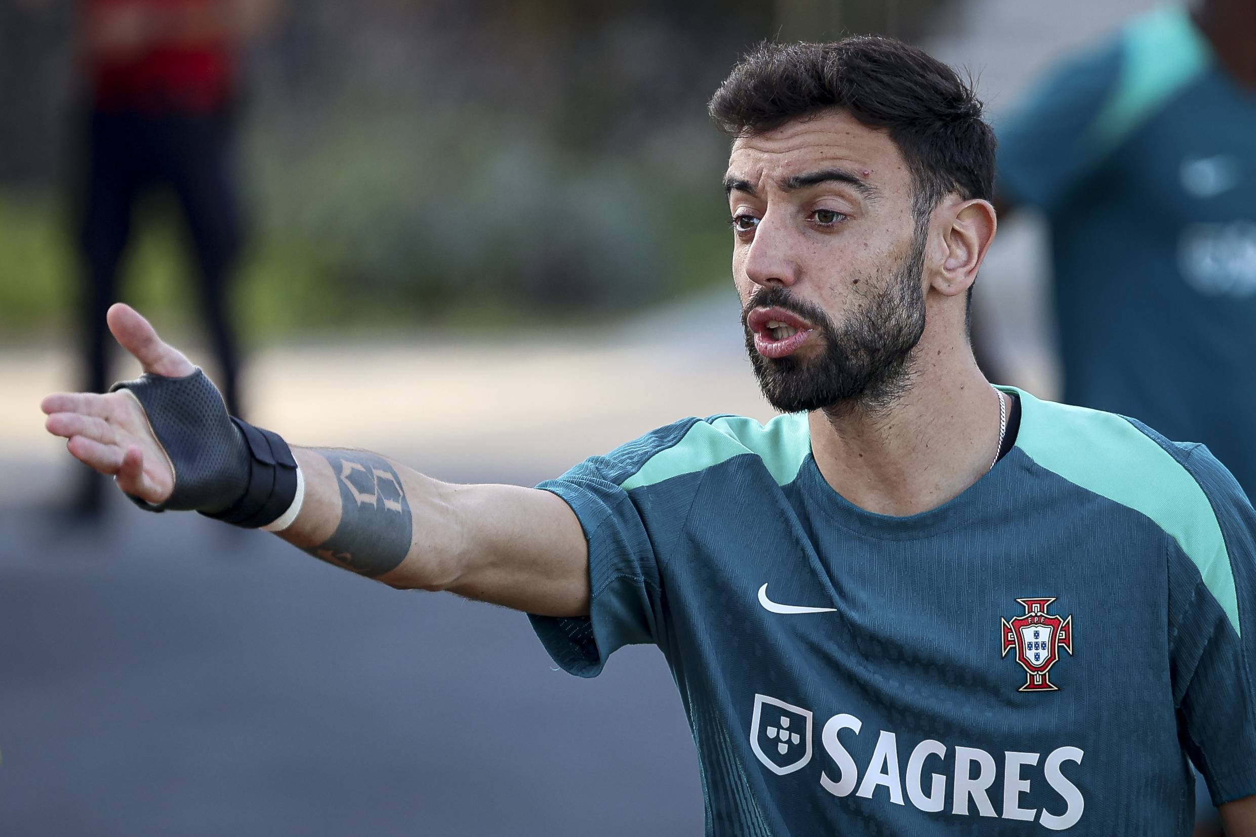 足球巴萨主帅称赞中场新核：不可替代