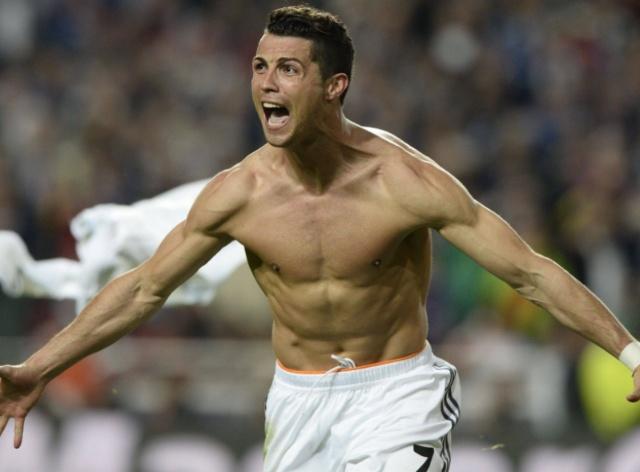 贝克汉姆捧杯狂喜，14岁小七穿抹胸太成熟，大儿子却在家熬汤