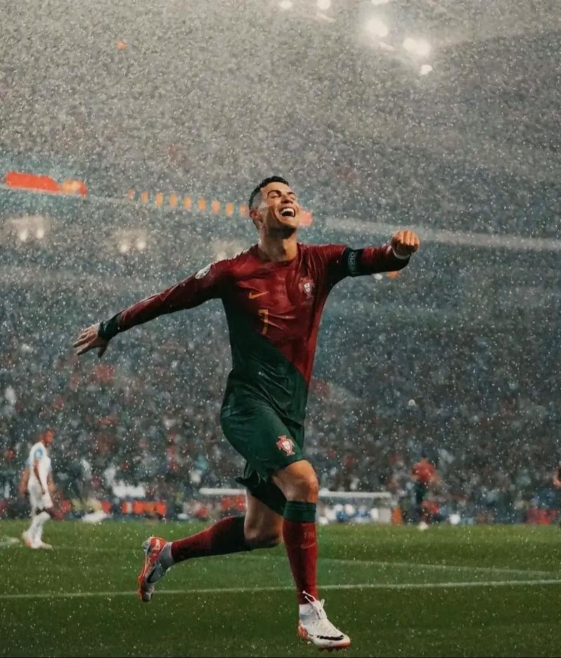 记者：莱万腿筋不适缺席训练，将无缘本轮国王杯比赛（记者：因腿筋不适缺席训练，莱万无缘本轮国王杯）