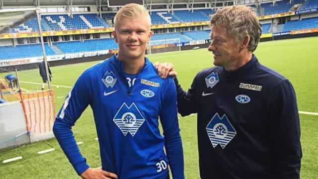 泪目！足协杯冠军奖杯被带回工体，放在已故球迷杨雪的座位旁（令人动容：足协杯冠军奖杯回归工体，安放在已故球迷杨雪的座位旁）