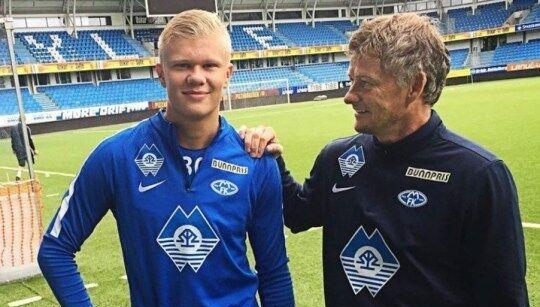 官方和三个媒体平台评选的2025中超最佳球员、教练、阵容对比（2025中超官方与三大媒体评选对比：最佳球员、教练与阵容）