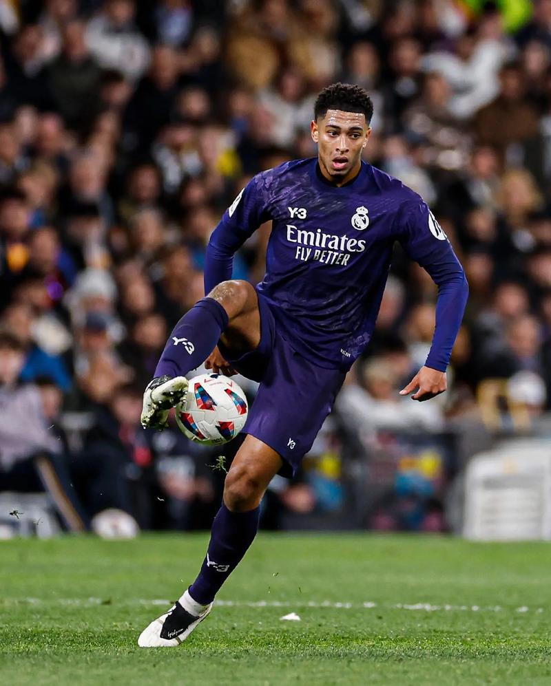 足球中超发布赛程海报，视觉效果炸裂（中超公布赛程海报，视觉冲击力爆棚）