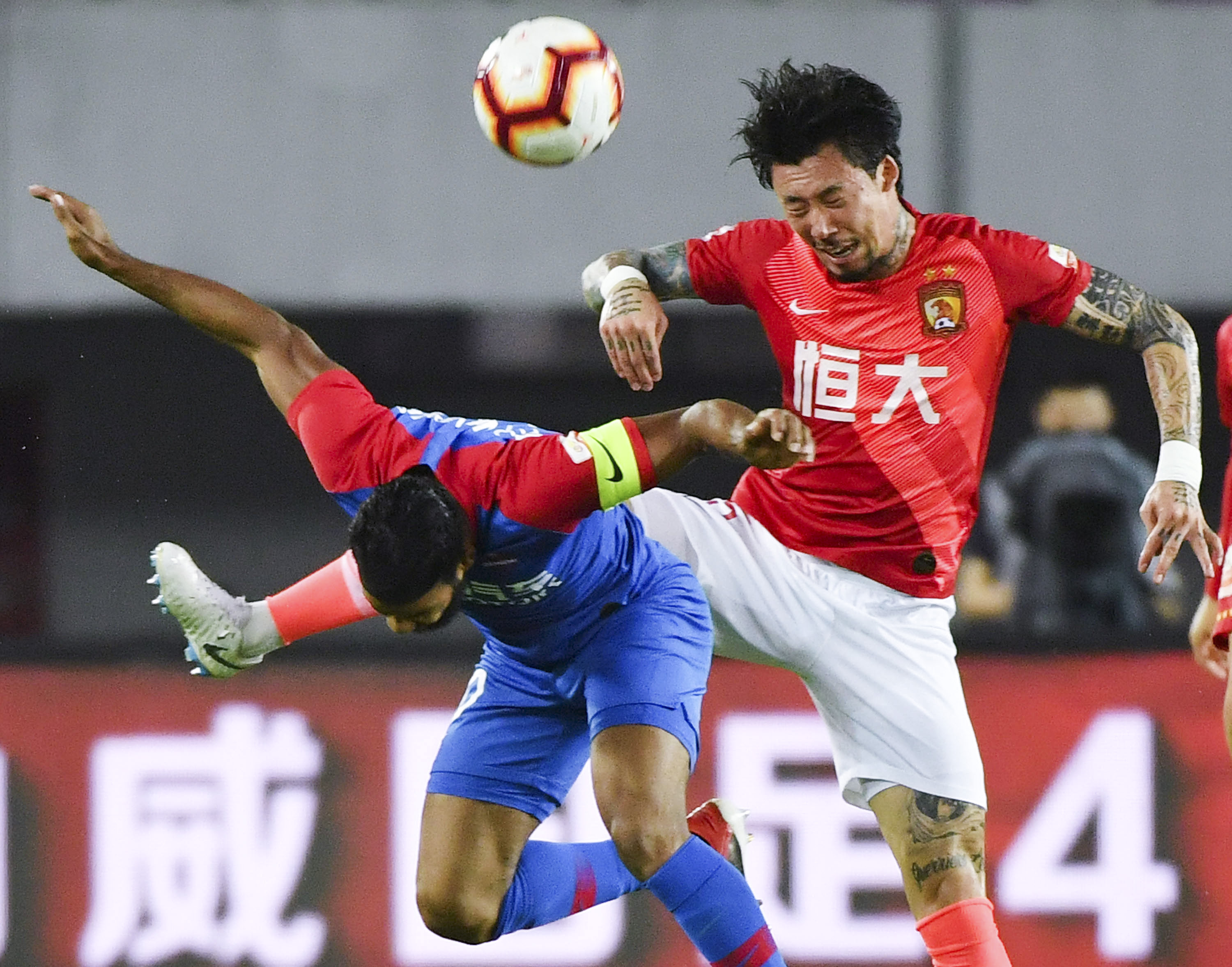 张伯伦代表阿森纳U21出战曼联U21，8年后再为枪手比赛