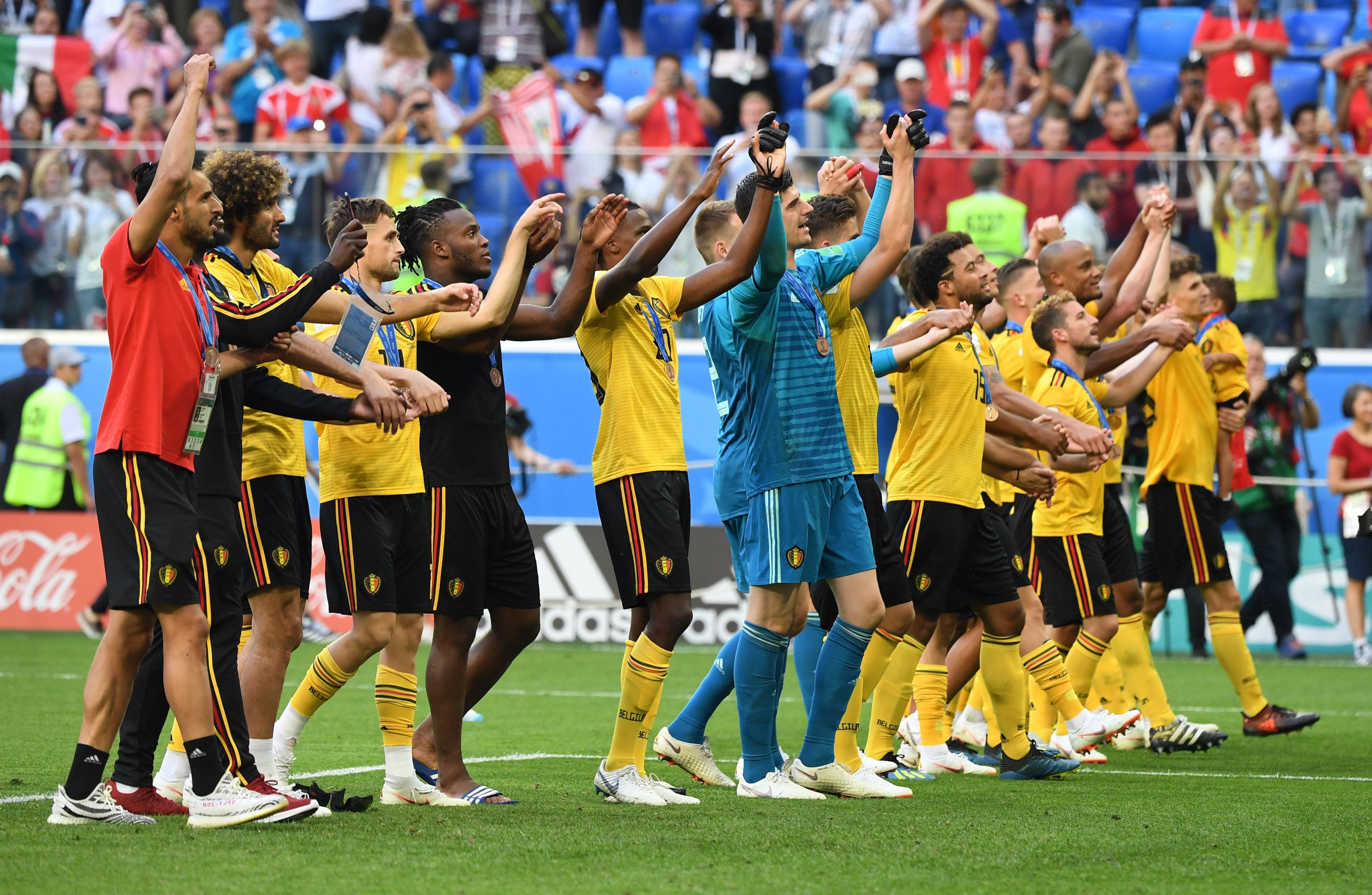 姆巴佩西甲第15轮狂轰3球，助皇马3-0胜毕巴，状态惊人，成为当世足坛第一人。（西甲第15轮，姆巴佩帽子戏法助皇马3-0毕巴，状态惊艳，直指当今足坛第一人）