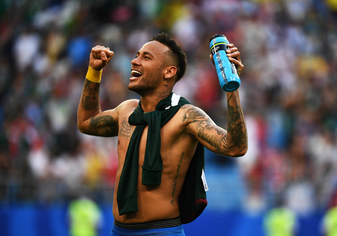 英超联赛：狼队七连败接受现实，曼彻斯特联继续沉沦（英超：狼队苦吞七连败，曼联颓势难止）